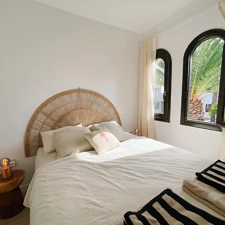 Que Vida! - With Pool